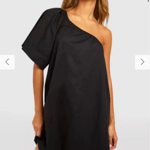 Svart klänning - Såå snygg svart one-shoulder klänning med prislapp kvar!! Från boohoo, slutsåld på hemsidan