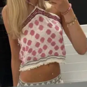 Zara topp - Säljer min super fina halterneck topp ifrån zara. Använd en gång och har inga skador💕