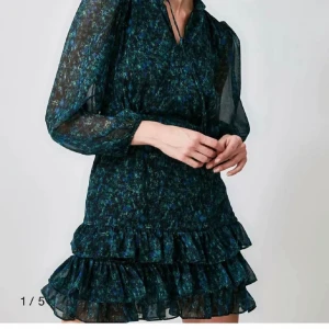 Volangklänning - Säljer denna jätte söta blommönstrade klänningen. Aldrig använd så i nyskick. Perfekt till fest eller ett restaurangbesök. Nypris 420kr.