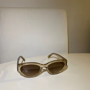 Chimi solglasögon  - Chimi glasögon i modellen 06 och färgen ECRU. Bra skick och ingen repor