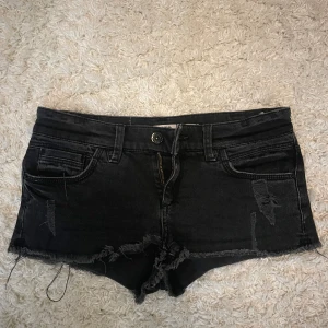 Fina jeansshorts! - Säljer eftersom dom sitter lite tajt på mig! Tveka inte på att höra av er vid frågor eller om fler bilder! Läs gärna min bio i profilen så får du reda på lite mer också💞💞