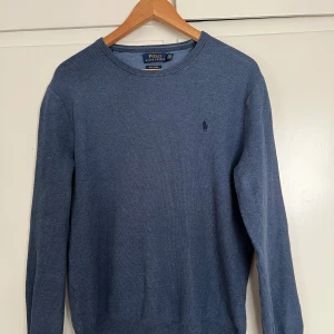 Ralph lauren tröja - Stickad Ralph Lauren tröja i storlek M, perfekt till hösten! Hör av er vid frågor.