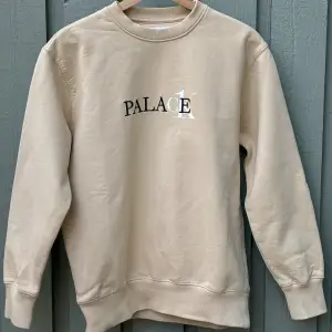 Kräm/beige färgad crewneck från palace x Calvin Klein  Använd men i fint skick