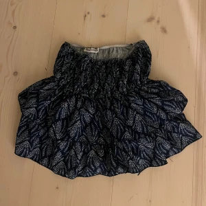 Meet me there volang kjol - As söt volang kjol sällan använd ny skick kostar runt 500kr ny och draken kostar 170kr från deras hemsida❤️