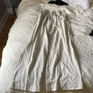 Linnebyxor  - Linnebyxor! De ser skrynkliga ut på bilden men de är jättefina på! Bra skick. Använt 1 gång