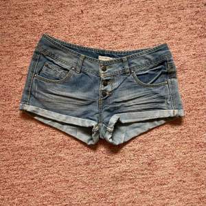 Jeans short i storlek S/M. Midjemått 37cm tvärs över. 🩷