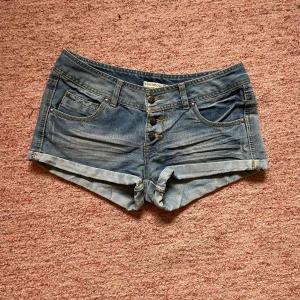  Jeans shorts - Jeans short i storlek S/M. Midjemått 37cm tvärs över. 🩷