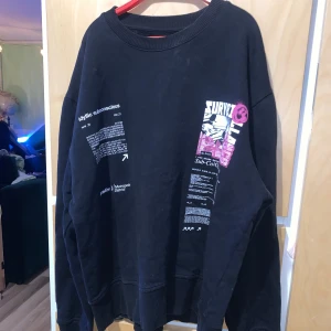 Rosa och svart tjocktröja - Unik och cool svart och rosa tjocktröja med tryck! Lika skön som den är snygg