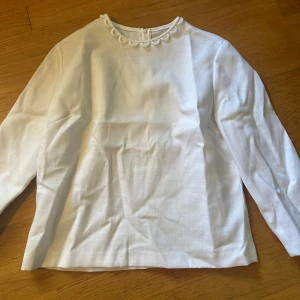 Superfin blus - Superfin långärmad blus med fina detaljer vid halsen. Vintage från 50-talet. Gjord i linnemix.  Skriv vid fler bilder eller intresse🤍