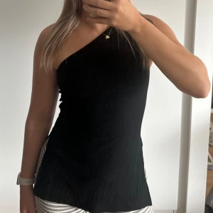 One shoulder top - Jättefin ont shoulder top från na-kd! Använd endast 1 gång och perfekt till en utgång!⭐️