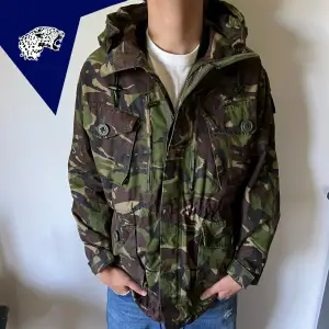 Miltärjacka från brittiska armén i camo, go att ha till hösten | Skick: 8/10 | Strl: Passar L | Modellen är 182cm | Hör av dig vid frågor eller funderingar!