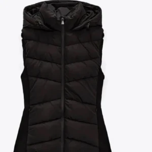 Svart väst  - Svart väst från Zara. Aldrig använd och i bra skick. Bekväm och figursydd.  Går bra att skriva för fler bilder.