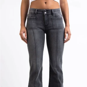 Low waist botcut jeans - Low waist botcut jeans köpta från Madlady, de är i storlek 32/xxs men är stretchiga och passar 34/XS. Original priset är 699, jag säljer för 450 men priset går att diskuteras vid snabb affär💞