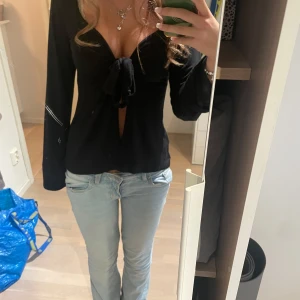 Design by si tröja  - Design by si tröja i storlek XS/S, svart. Inga tydliga desinfektion. Ny pris 393. Pris kan diskuteras 💞