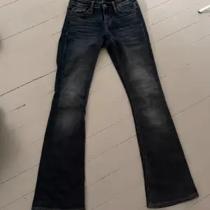 Säljer dessa lågmidjade bootcut jeans eftersom de är för små för mig!! Innerbenslöngd: 80cm Midjemått rakt över: 38 cm