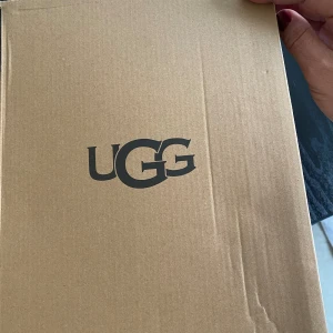 Ugg skor  - Jag har köpte från zalando om ett år seden jag använd kanska 3 gånger jag vill sälja. pga jag har problem med mina fötter då jag kan inte  använda ugg mer  det är ny fint och varm på vintern.Dessutom årets modell också 