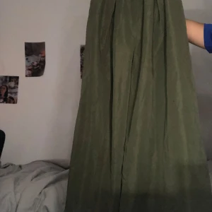 Gröna byxor - I bra skick gröna utsvänga och baggy 🍀