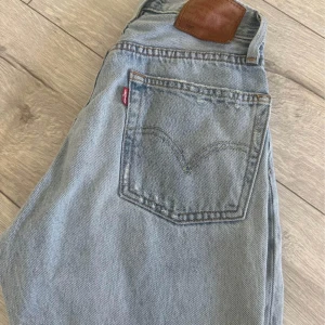 Levi's Jeansbyxor  - Säljer ett par ljusblåa Levi’s byxor i modellen 501 superfin skick ❤️ 