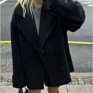 Nelly kappa short warm jacket - Nellys short warm jacket som inte finns kvar på deras hemsida, köpte den förra året och har inga defekter. Säljer den då den är lite för oversized på mig. Skulle säga att den passar mer på en M om man inte vill ja den så oversized!