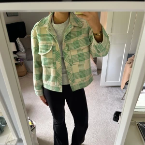 Jacka Gina tricot  - Superfin höstjacka från Gina Tricot. Jackan är i fint skick. Strl S, 300kr