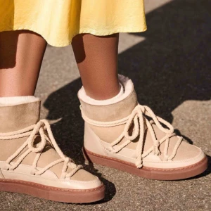 Beiga inuikii skor - Säljer ett par trendiga vinter skor från inuikii som är sparsamt använda. Nypris 3000kr