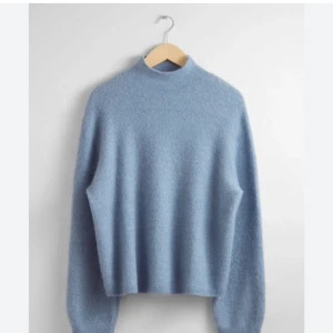 & Other stories stickad tröja - Superfin stickad tröja med halvkrage från & other stories, använd 2 gånger så superfint skick. Nytt pris 550 kr. Som ny!  Skriv vid funderingar💞