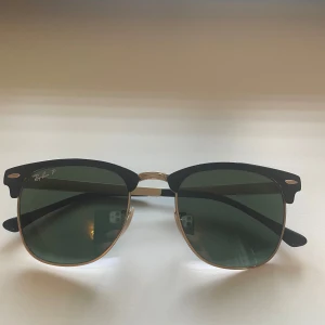 RAY BAN solglasögon  - Säljer ett par polariserade RAY BAN solglasögon 🕶️  Grymt skick ✅ kommer med fodral och putsduk  nypris runt 2000 kr