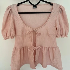 Rosa topp från Gina tricot - Jätte söt rosa topp men snören från Gina tricot. Aldrig använd! Säljer pga den passar ej :(