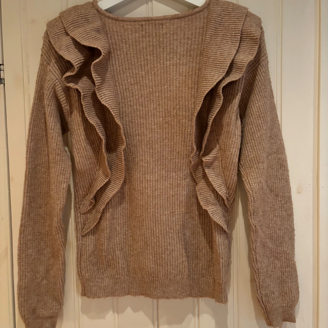 Stickad tröja med volang  - 90