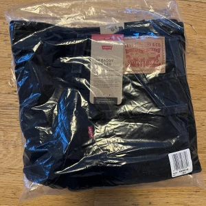 Levi’s 94 Baggy Wide Leg -  Hej den är helt ny ✨ köptes tillsamman med 2 andra jeans och 2 tröjor men returnerades aldrig. Storlek 24x31 🫶🏽Hör av er vid intresse eller frågor 🙌