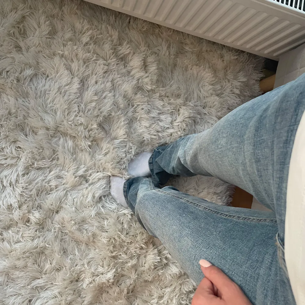 Säljer dessa jättefina low/mid waisted bootcut flared jeans från Gina Tricot pga att de ej kommer till användning. Orginalpriset är 500kr och de är i storlek 32. Skriv för fler frågor och bilder! Pris kan diskuteras💗💗. Jeans & Byxor.