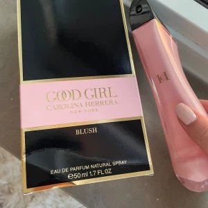 CH Good girl blush parfym - Säljer denna Carolina Herrera parfymen (Good girl ”blush” 50 ml, på grund av att jag redan har en. Original pris 1200 kr. Endast använd fåtal gånger. Den doftar så gottt! Skriv för fler frågor och priset kan absolut diskuteras 💗💗