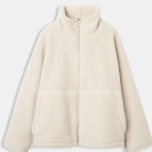 Oversized Teddy jacka  - Jätte snygg teddyjacka köpt förra hösten från Carin Wester!! Jag är 174cm! Storlek S men oversized så passar S egentligen alla