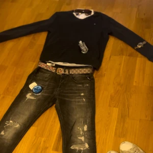 HEL outfit  - Tja säljer nu en dunder fet komplett outfit för grabbarna! Den innehåller ett par replay wilibi jeans med sköna slitningar, j Lindeberg 100% merinoull, oscarjacobsson skjorta, med ett par Rayban boyfriend samt ett Gucci bälte kom med bud❤️