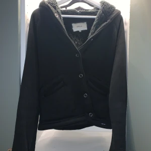 Snygg REPLAY jacka! - Snygg REPLAY jacka, passar perfekt nu till hösten. Materialet är fleece och faux fur så den håller dig varm!❤️ Den är i storlek XL men passar mig jättebra som är 160. :)