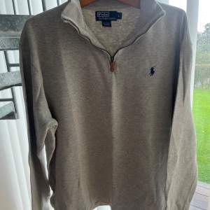 Polo Ralph Lauren 1/4 zip  Storlek L Nypris ca 2195kr Skick 7/10 (inga fläckar, inga spår av användning)