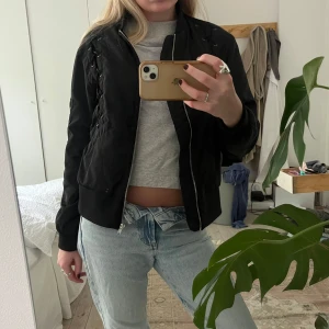 Bomberjacka  - Jättecool svart bomberjacka med coola detaljer, perfekt till hösten💖