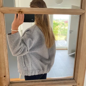 Höstjacka - Säljer då den inte längre kommer till användning, perfekt nu till hösten! Den är storlek xs-s men den är stor i storleken så den passar nog även en m+ skulle jag tro☺️ Köpare står för frakt!