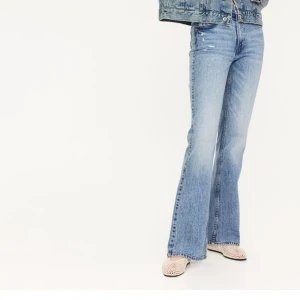 blå bootcut - helt oanvänd jeans från hm, säljer billigt nu nypris 400 mitt pris 150, skulle kunna säga att man kan ha dom om man har 40 me