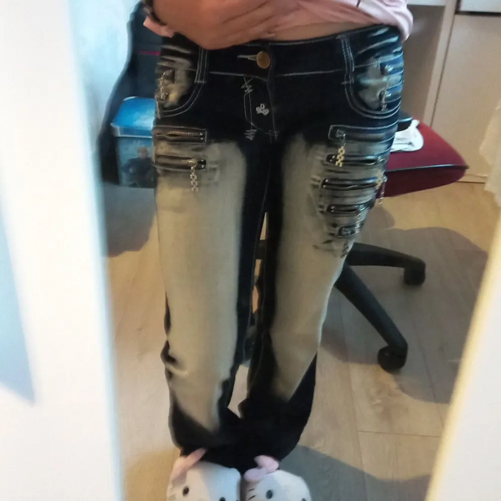 !TREJDAR! ett par riktigt coola jeans med massor av dragkedjor och detaljer. De är blå/svarta med en snygg tvättad effekt och har en bootcut-stil. Perfekta för att sticka ut i mängden! 🖤 TREJDAR MOT HELST TRUE RELIGION ELLER MISS ME! TAR ANNAT OCKSÅ!. Jeans & Byxor.