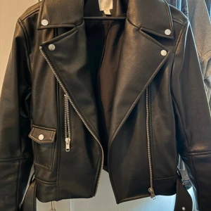 Skinnjacka - Skinnjacka från h&m, i mycket bra skick!❤️
