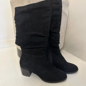 mocka boots  - säljer dessa mocka boots, finns en liten defekt vid ena klacken men inget som man tänker mycket på 