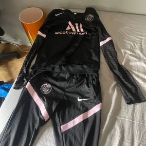 Psg/nike tracksuit - Säljer min psg tracksuit i storlek m fast den sitter som s-m vilket betyder att den passar både och. Använd Max 15 gånger och är nästan som ny. Den är riktigt snygg och även endast topen passar bra till jeans.