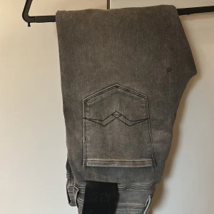 Replay anbass - Säljer ett par grå repay anbass riktigt bra skick på byxorna köptes i somras för 1800kr och nästan aldrig använt dom så dom är i princip nya!