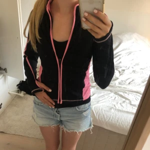 Tränings kofta  - En jätte söt svart tränings kofta med rosa detaljer 💕