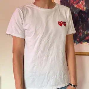 Cdg tisha i fint skick 8,5/10 Inge fel bara använd. Lappen har släppt som man ser på bild 5, men inget som märks. Modellen är 178cm lång. Hör av dig vid funderingar och pris kan diskuteras!  mvh Malte!