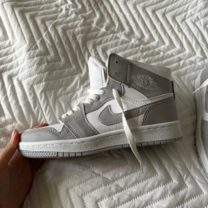 Nike air jordan 1 - Säljer mina jordans då jag aldrig har använt dem på dem två åren jag ägt dem. Storlek 37. Har inga defekter. Fler frågor eller bilder kan tas privat.🥰💗