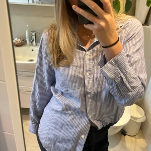 randig skjorta - Superfin skjorta från HM som inte kommer till användning längre☺️Använd 1 gång och är i ett superfint skick! Köpt för flera år sedan