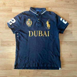 Ralph Lauren Dubai Polo/Pike  - !skicka bud för snabb affär! Nice Ralph Lauren Dubai piké, storlek M. Bra skick o sällsynt. Ser skrynklig ut på bilden men är inte så. Skriv om ni undrar någonting eller om ni vill ha fler bilder 📲💯
