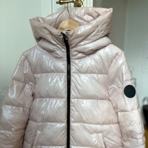 Fluffig och prasslig  vinterjacka  - Ljus skimrande rosa vinterjacka från märket Cecil outwear. Stl. S Lagom varm jacka för hela vinterhalvåret. Lite använd och i mycket fint skick, inga defekter.